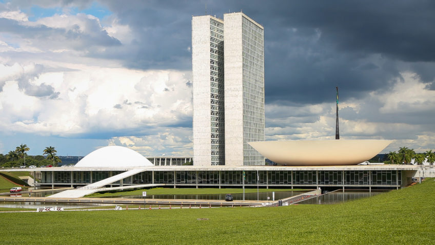 Eleições e regulamentações da reforma tributária devem adiar mudanças no IR para 2025
